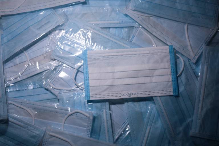 Novos casos globais de Covid caem para menor nível desde outubro